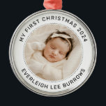 Adorno Metálico Mi primera foto personalizada de bebé en blanco de<br><div class="desc">Elegante adorno de 'Mi primera Navidad' con la foto de su bebé, su nombre completo y el año de su nacimiento. Texto elegante en forma de negro. Simplemente sube tu foto y muévala para tu colocación. Cree una foto de cierre de la cara de su bebé. Reemplace esta foto de...</div>