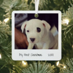 Adorno Metálico Minimalista blanco negro primer foto de Mascota de<br><div class="desc">Ornamento navideño de estilo minimalista con un diseño simple con una foto de tu nuevo cachorro o gatito junto con "Mi primera Navidad" y el año con un guión de escritura a mano. La parte trasera tiene una segunda foto y el nombre de tu mascota. Este adorable adorno hace un...</div>