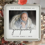 Adorno Metálico Minimalistas abuelos de foto primeros Navidades Gr<br><div class="desc">Ayúdenles a celebrar la llegada de su primer nieto con este moderno adorno minimalista de conservas de fotos. El texto gris carbón dice "Nuestra primera Navidad como abuelos", con la palabra "abuelos" en el moderno guión de escritura a mano. Reemplace fácilmente la imagen de ejemplo con su foto favorita del...</div>