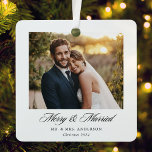 Adorno Metálico Moderna foto clásica de moras y Bodas casados<br><div class="desc">Ornamentos de fotos bodas diseñados por personalizados que presentan caligrafía de estilo clásico con foto,  nombre y año personalizados de recién casados.</div>