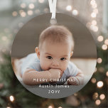 Adorno Metálico Moderna tipografía Minimalista blanca superpuesta<br><div class="desc">Celebra las simples alegrías de las vacaciones con un adorno metalizado de foto personalizado 2. Las fotos y todo el texto de esta plantilla son fáciles de personalizar para incluir cualquier texto, como Feliz Navidad, Mis Primeras Navidad, Mejores Amigos, niños y nombres de familia, etc. El moderno diseño minimalista en...</div>