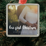 Adorno Metálico Moderno Nuestra primera foto de la pareja de Navid<br><div class="desc">Una tipografía moderna para esta colección de ornamentos fotográficos. Para personalizar con tu foto favorita. También puede cambiar fácilmente el color del tipo de letra a su gusto.</div>