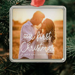 Adorno Metálico Moderno Nuestra primera foto de la pareja de Navid<br><div class="desc">Una tipografía moderna para esta colección de ornamentos fotográficos. Para personalizar con tu foto favorita. También puede cambiar fácilmente el color del tipo de letra a su gusto.</div>