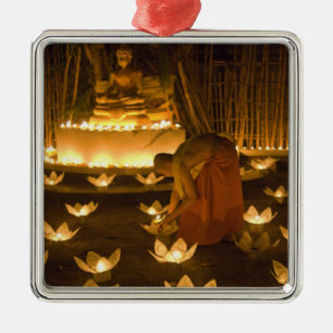 Adorno Metálico Monjes encendiendo velas y faroles khom loy para