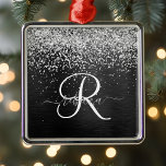 Adorno Metálico Monograma de espuma negra Purpurina plateado perso<br><div class="desc">Personalice fácilmente este elegante diseño de ornamento metalizado de moda con un purpurina brillante de bonito plateado sobre un fondo metálico negro cepillado.</div>