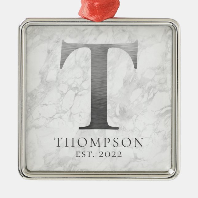 Adorno Metálico Monograma plateado Metalizado cepillado T Mármol (Frente)