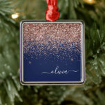 Adorno Metálico Monograma Purpurina azul de la marina de oro rosa<br><div class="desc">Oro Rosa - Nombre del Monograma Rubor Rosa y Azul Purpurina de la Marina y Ornamento de Navidad Inicial. Esto hace que el dulce perfecto cumpleaños 16, boda, ducha de novia, aniversario, ducha de bebé o fiesta de soltera sea regalo para alguien que ama el lujo glam y los estilos...</div>