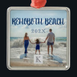 Adorno Metálico Monograma Rehoboth Beach Family Travel Souvenir<br><div class="desc">Personalizado Monogramado Rehoboth Beach, Delaware souvenir premium square metalizado árbol de Navidad adornado con fecha de año personalizable y una soleada escena frente al mar de una feliz familia que disfruta del hermoso sol Atlántico, surf y arena. Como el texto del guión de este ornamento es totalmente personalizable, puede cambiar...</div>