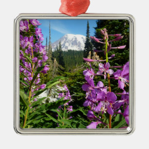 Adorno Metálico Monte Rainier entre flores de flox púrpura