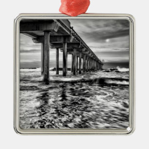 Adorno Metálico muelle en blanco y negro al amanecer, California