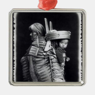 Adorno Metálico Mujer de Navajo que lleva un papoose en ella