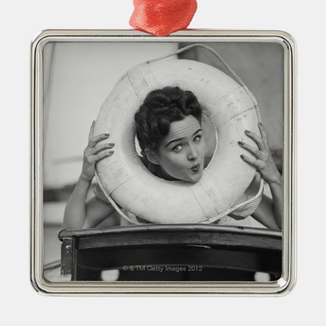 Adorno Metálico Mujer que presenta 3 (Frente)