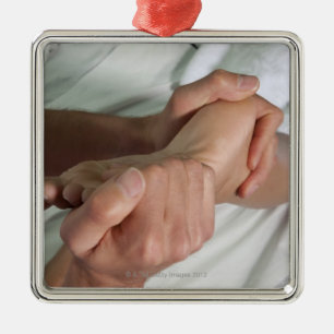 Adorno Metálico Mujer que recibe el masaje 2 del pie