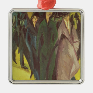 Adorno Metálico Mujeres en la calle, 1915