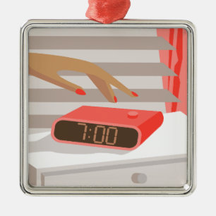 Adorno Metálico Mujeres presionando con la mano el botón de snooze