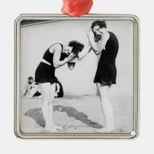 Adorno Metálico Mujeres que se secan el pelo en la playa