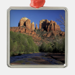 Adorno Metálico NA, EE.UU., Arizona, Sedona. Roca y roble de la ca