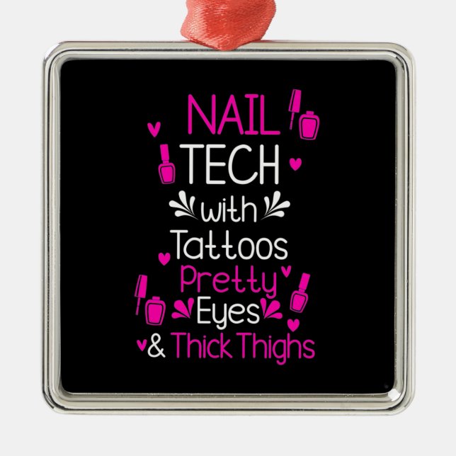 Adorno Metálico Nail Tech Con Tatuajes (Frente)