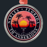 Adorno Metálico Nápoles Florida Beach Retro Sunset Palm Tree 80<br><div class="desc">Estos souvenirs de palmeras Nápoles Florida retro 60 personalizados. Nápoles Florida, recuerdos de playa retro. diseño de viajes para los amantes del verano. Este diseño retro vintage es una gran idea de vacaciones, cumpleaños y vacaciones de verano. - Puede personalizar la plantilla agregando un nombre de su ciudad o ubicación,...</div>