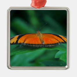 Adorno Metálico Naranja brillante y mariposa negra en hoja