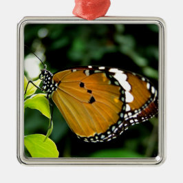 Adorno Metálico Naranja, mariposa negra y blanca en hojas