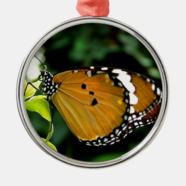 Adorno Metálico Naranja, mariposa negra y blanca en hojas (Frente)
