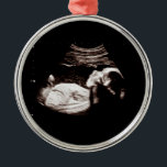 Adorno Metálico Navidades bebés Embarazo Ultrasonido Foto Clásica<br><div class="desc">Bebés Navidades Embarazo Ultrasonido Foto Ornamento Metalizado Clásico Puede ser totalmente personalizado para satisfacer sus necesidades. © Gorjo Designs. Hecho para ti a través de la plataforma Zazzle. // Nota: la foto utilizada es sólo una imagen de marcador de posición. Tendrá que reemplazarlo con su propia foto antes de pedir/...</div>