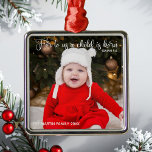 Adorno Metálico Navidades bebés recién nacidos foto cristiana eleg<br><div class="desc">Elegantes Navidades anuncio de nacimiento adornado con un bello verso de la biblia sobre Jesús en tipografía cursiva blanca. Para nosotros, nace un niño. Isaías 9:6. Un encantador regalo de vacaciones para recién nacidos con una foto completa bajo las escrituras religiosas en el frente. Añada la segunda fotografía de su...</div>