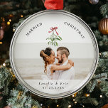 Adorno Metálico Navidades casados cutan la foto de Mistletoe de lo<br><div class="desc">Aprecie su primera Navidad junto con nuestro ornamento de "Navidades casados". Personalizado para los recuerdos alegres de los recién casados con tu foto boda favorita,  así como un lindo ilustracion de mistletoe acuarela,  tus nombres y fecha de nupcias. 🎄 📸 ✨ #FirstChristmasJoy #PersonalizedKeepsake</div>