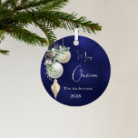 Adorno Metálico Navidades de baubles blancos dorados<br><div class="desc">Un fondo azul de color desigual. Decorada con baudias blancas y doradas,  con un poco de vegetación y un cono de pino. Personaliza y agrega tu nombre,  año. Texto: Feliz Navidad</div>