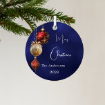 Adorno Metálico Navidades de baubles de oro rojo azul<br><div class="desc">Un fondo de color azul marino desigual. Decorada con azulejos rojos y dorados. Personaliza y agrega tu nombre,  año. Texto: Feliz Navidad</div>