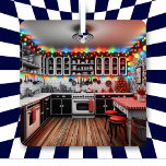 Adorno Metálico Navidades de cocina kitsch personalizados<br><div class="desc">Ornamento navideño personalizado. Acogedora y verde azulada casa de campo de estilo kitsch, cocina en rojo, negro y blanco llena de decoraciones navideñas y luces Navidades y una lámpara de araña colorida con vigas retro. Les deseamos un Navidad acogedor y un feliz año nuevo. El texto posterior de este adorno...</div>