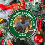 Adorno Metálico Navidades de fotografía de jugador de la Escuela S<br><div class="desc">Este fresco y personalizado ornamento de Navidad en verde para futbolistas de la escuela secundaria,  presenta tipografía blanca de su equipo y nombre del jugador. Personaliza con tu nombre de atleta al lado de la pelota.</div>