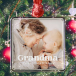 Adorno Metálico Navidades de fotografía de la abuela disfrutan de<br><div class="desc">El diseño está compuesto por una tipografía moderna de moda con fuentes sans serif y serif. Añade una foto personalizado de la abuela y el año.</div>