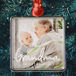 Adorno Metálico Navidades de fotografía de la abuela Moda elegante<br><div class="desc">El diseño está compuesto por una tipografía moderna de moda con fuentes sans serif y serif. Añade una foto personalizado de la abuela y el año.</div>