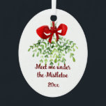 Adorno Metálico Navidades De Mistletoe Cita Romántica Divertida<br><div class="desc">Reunión divertida romántica con Navidades de citas de Mistletoe</div>