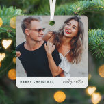 Adorno Metálico Navidades de moda | Fotografía moderna en pareja<br><div class="desc">Una elegante foto de vacaciones adorno con la tipografía moderna "Feliz Navidad" en verde oscuro bosque y tipografía manuscrita para los nombres de las parejas en un fondo blanco minimalista y simple. La foto, el nombre y el saludo se pueden personalizar fácilmente para un toque personal. Un diseño de navidades...</div>