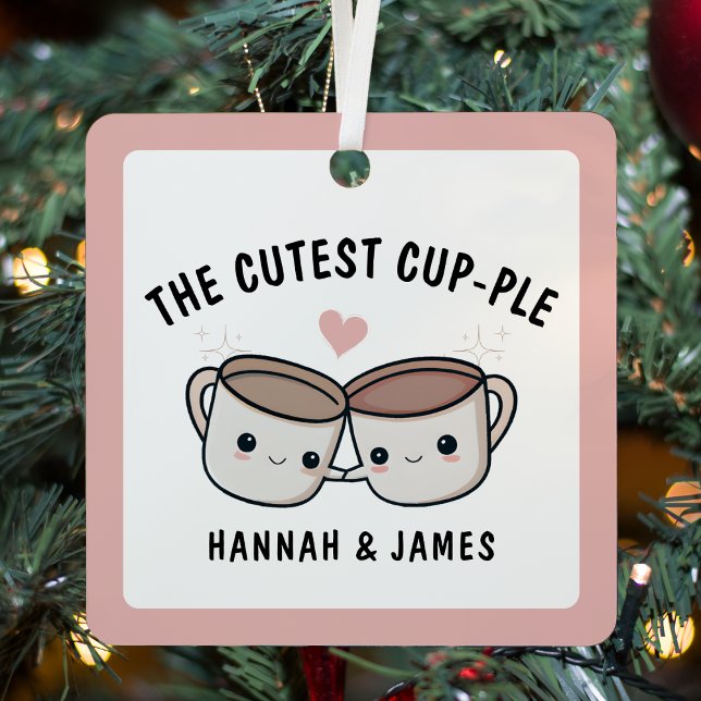 Adorno Metálico Navidades de pareja de la Coffee Cup graciosos (Cute Funny Coffee Cup Spouse Couple Christmas Metal Ornament)