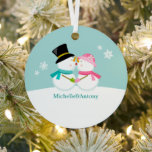 Adorno Metálico Navidades de Snowmen besando<br><div class="desc">Ornamento navideño personalizado con un adorable y único ilustracion vectorial de un par de hombres de nieve besándose en la nieve sobre un fondo azul invernal. Personalízalo con tus nombres, fecha de aniversario del boda, o cualquier texto de tu elección para hacer la primera Navidad o pareja perfecta adorno. ©Sanqunetti...</div>