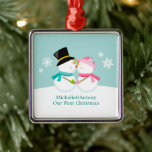 Adorno Metálico Navidades de Snowmen besando<br><div class="desc">Ornamento navideño personalizado con un adorable y único ilustracion vectorial de un par de hombres de nieve besándose en la nieve sobre un fondo azul invernal. Personalízalo con tus nombres, fecha de aniversario del boda, o cualquier texto de tu elección para hacer la primera Navidad o pareja perfecta adorno. ©Sanqunetti...</div>