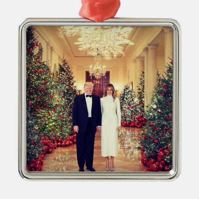 Adorno Metálico Navidades de Trump para la Casa Blanca (Frente)