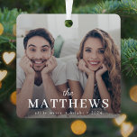 Adorno Metálico Navidades elegantes | Foto Mínima De Pareja De Div<br><div class="desc">Un elegante y moderno ornamento fotográfico con tu apellido que aparece en la tipografía clásica junto con un tipo de letra manuscrita en blanco sobre tu fotografía de tamaño completo. Su foto especial se verá magnífica en este diseño único, moderno y mínimo. ¡Un diseño divertido y mínimo para destacar entre...</div>