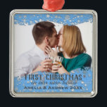 Adorno Metálico Navidades fotográficos Personalizados con copos de<br><div class="desc">Elegante Navidades personalizados con foto adorno con bordes azules de copos de nieve. Personaliza con tu propio mensaje y nombres.</div>