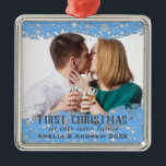Adorno Metálico Navidades fotográficos Personalizados con copos de<br><div class="desc">Elegante Navidades personalizados con foto adorno con bordes azules de copos de nieve. Personaliza con tu propio mensaje y nombres.</div>