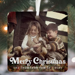 Adorno Metálico Navidades fotográficos retro de moda y simple<br><div class="desc">Celebra las vacaciones con un toque personal usando el ornamento Metalizado de Navidades fotográficos retro de moda. Este adorno fotográfico familiar personalizado combina con gusto un diseño minimalista moderno con un ambiente festivo contemporáneo, lo que lo convierte en el conservador perfecto para su árbol de Navidad. Con un retrato familiar...</div>