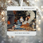 Adorno Metálico Navidades minimalistas Luego Había Cuatro Familias<br><div class="desc">Marque un momento especial en el viaje de su familia con los Navidades Minimalistas y luego hubo cuatro ornamentos Metalizado familiares. Perfecto para tu árbol, este primer adorno de Navidad celebra la expansión de tu familia, ya sea por una familia de tres hijos o por una invitación de embarazo reconfortante....</div>