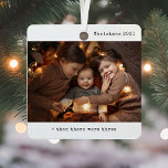 Adorno Metálico Navidades minimalistas Luego Había Tres Familias<br><div class="desc">Celebra tu primera temporada de vacaciones como una familia de tres con los Navidades Minimalistas y luego hubo tres ornamentos Metalizado familiares. Este adorno bellamente diseñado está diseñado para conmemorar los momentos especiales de tu familia, con espacio para dos preciadas fotos que resaltan la alegría de tu creciente familia. Ya...</div>
