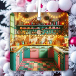 Adorno Metálico Navidades retro rosado kitsch personalizados<br><div class="desc">Ornamento navideño personalizado. Acogedora y verde azulada casa de campo de estilo kitsch rosa y cocina verde azulada llena de decoraciones navideñas y luces de Navidad y una lámpara de araña colorida con vigas retro. Les deseamos un Navidad acogedor y un feliz año nuevo. El texto posterior de este adorno...</div>