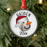 Adorno Metálico Navidades Snowman de Béisbol<br><div class="desc">* Un muñeco de nieve de béisbol vestido con un sombrero de Santa. * Los ornamentos tienen varias opciones de estilo y forma disponibles. * Los adornos cerámicos son de doble cara (frontal y posterior personalizar). * Elija el estilo de fuente, el color y el tamaño del texto para agregarlo....</div>