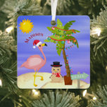 Adorno Metálico Navidades Summer Flamingo Beach Nombre personaliza<br><div class="desc">Navidades Summer Flamingo Beach Personalized Name Ornament (Verano Flamingo Playa de nombre personalizado) cuenta con una bonita escena de playa de Navidades de verano con un flamenco tropical festivo usando un sombrero de Santa, luces de Navidades en una palmera y snowman arenoso en la playa. Personalizado con su nombre editando...</div>